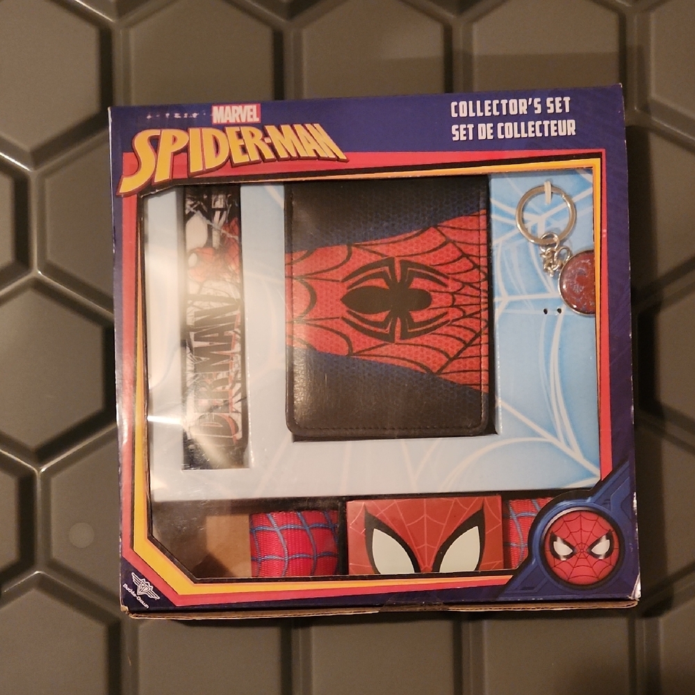 Marvel Spider-Man Collector's Set - 4 Piece Set Wallet, Lanyard, Keychain  Belt